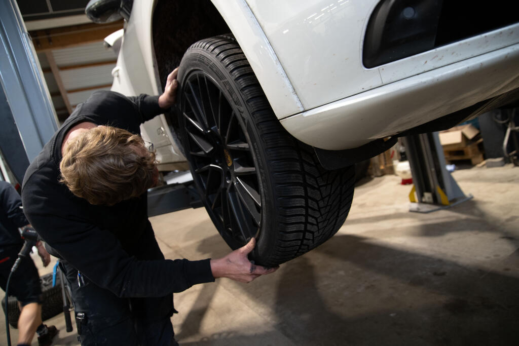 Changing tires in a garage