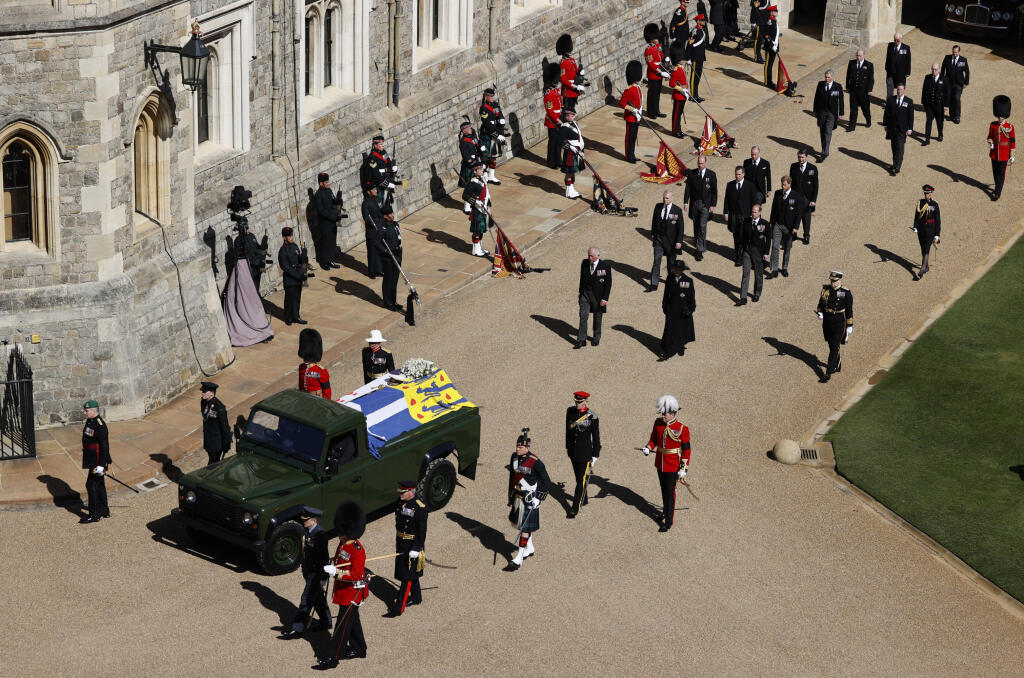 JB 63 Windsor - Členovia kráľovskej rodiny britský princ Charles (uprostred vľavo) a princezná Anne (uprostred vpravo) sprevádzajú rakvu s telesnými pozostatkami britského princa Philipa počas pohrebu britského princa Philipa, manžela britskej kráľovnej Alžbety II., ktorý zomrel minulý piatok vo veku 99 rokov, v areáli Windsorského zámku vo Windsore 17. apríla 2021. Philipovo telo previezli zo súkromnej kaplnky pred vchod hradného areálu na špeciálne upravenom Land Roveri, ktorý pomohol navrhnú