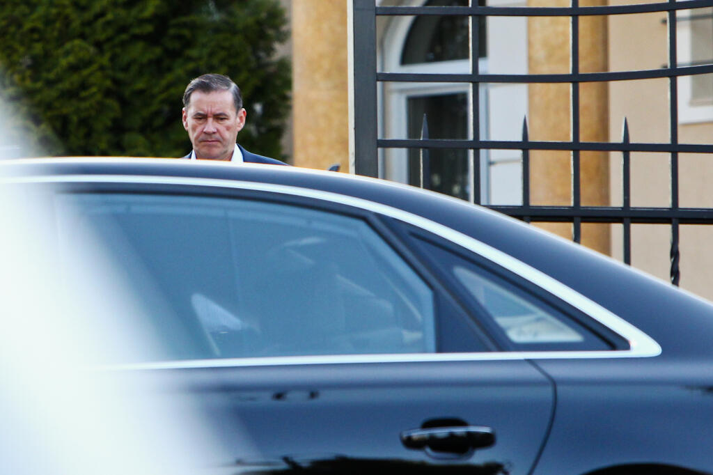 Na snimke podnikatel Juraj Siroky opusta v rannych hodinach svoje luxusne rodinne sidlo na Strmych vrskoch.