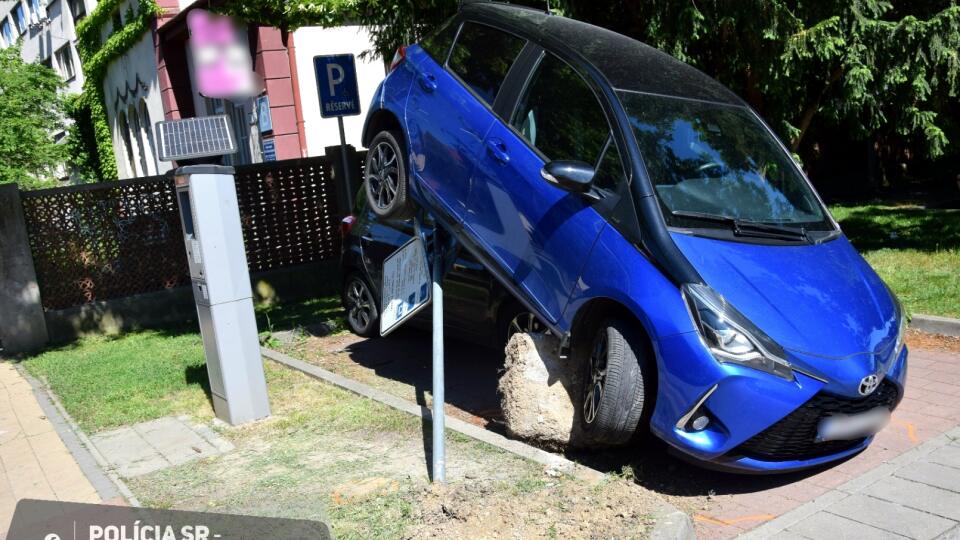 Dopravní policajti z Topoľčian boli vyslaní k vskutku kurióznej dopravnej nehode.