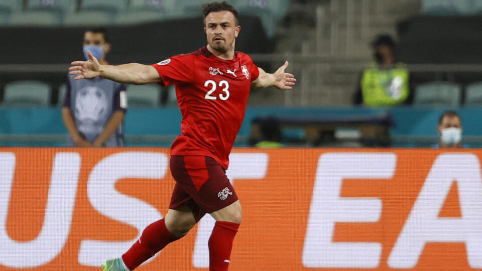 EBE 61 Baku - Na snímke švajčiarsky stredopoliar Xherdan Shaqiri oslavuje svoj gól a druhý mužstva v zápase základnej A skupiny ME vo futbale Švajčiarsko - Turecko v azerbajdžanskom Baku 20. júna 2021. FOTO TASR/AP
Switzerland's Xherdan Shaqiri celebrates after scoring his sides second goal during the Euro 2020 soccer championship group A match between Switzerland and Turkey at the Baku Olympic Stadium in Baku, Azerbaijan, Sunday, June 20, 2021. (Valentyn Ogirenko/Pool via AP)