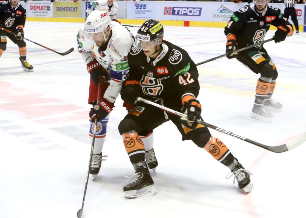 Na snímke zľava Václav Stuka (Zvolen) a Miroslav Novota (Košice) počas 5. kola hokejovej Tipos extraligy HKM Zvolen - HC Košice 30. septembra 2022 vo Zvolene. FOTO TASR - Ján Krošlák