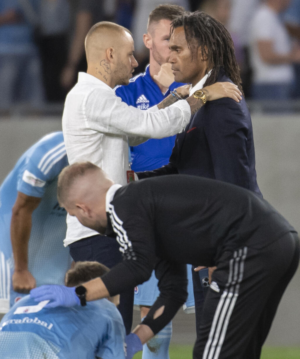 Futbalisti ŠK Slovan Bratislava prehrali s gréckym Olympiakosom Pireus v jedenástkovom rozostrele po remíze 2:2 v odvetnom zápase 3. predkola Európskej ligy 11. augusta 2022 v Bratislave. Na snímke vľavo hráč Slovana Vladimír Weiss ml. a vpravo športový riaditeľ Olympiakosu Pireus Christian Karembeu po zápase. FOTO TASR - Martin Baumann