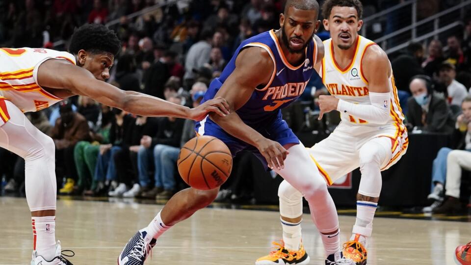 JB 3 Atlanta - Hráč Atlanty Hawks Trae Young (vpravo) bráni Chrisa Paula z Phoenixu Suns, vľavo sa naťahuje za loptou De'Andre Hunter z Atlanty v basketbalovom zápase zámorskej NBA v Atlante 3. februára 2022. FOTO TASR/AP
Phoenix Suns guard Chris Paul (3) drives between Atlanta Hawks' Trae Young (11) and De'Andre Hunter (12) during the first half of an NBA basketball game Thursday, Feb. 3, 2022, in Atlanta. (AP Photo/John Bazemore)