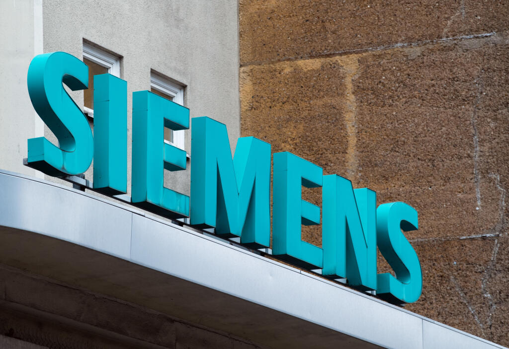 WA 9 archív Berlín - Na archívnej snímke z 10. januára 2020 nápis Siemens sa nachádza vedľa vstupnej brány spoločnosti v Berlíne. Nemecký priemyselný gigant Siemens zaznamenal v 3. štvrťroku svojho finančného roka 2019/20 pokles zisku. Ale menší, ako sa očakávalo počas pandémie nového koronavírusu. Varoval však, že pandémia bude ma negatívny vplyv na jeho výsledky aj v súčasnom, poslednom kvartáli finančného roka. FOTO TASR/DPA

ARCHIV - 10.01.2020, Berlin: Der Schriftzug ·Siemens· neben dem Ein