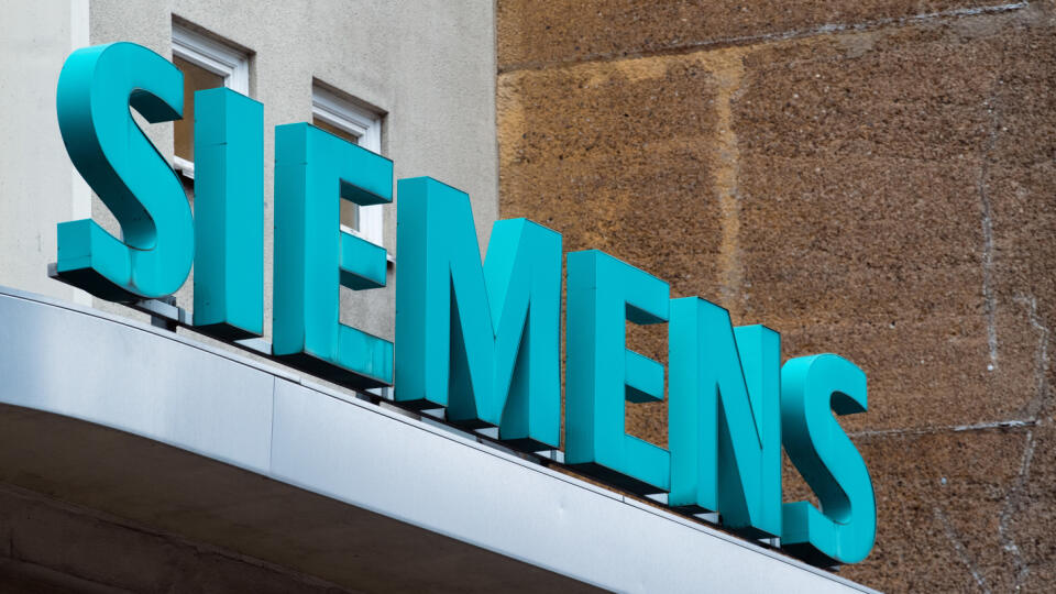 WA 9 archív Berlín - Na archívnej snímke z 10. januára 2020 nápis Siemens sa nachádza vedľa vstupnej brány spoločnosti v Berlíne. Nemecký priemyselný gigant Siemens zaznamenal v 3. štvrťroku svojho finančného roka 2019/20 pokles zisku. Ale menší, ako sa očakávalo počas pandémie nového koronavírusu. Varoval však, že pandémia bude ma negatívny vplyv na jeho výsledky aj v súčasnom, poslednom kvartáli finančného roka. FOTO TASR/DPA
ARCHIV - 10.01.2020, Berlin: Der Schriftzug ·Siemens· neben dem Ein