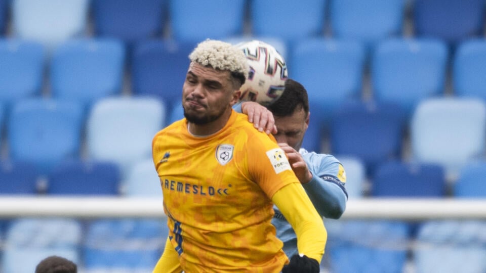Na snímke zľava v popredí Da Silva Adler (Pohronie) a Vasil Božikov (Slovan) počas 20. kola futbalovej Fortuna ligy ŠK Slovan Bratislava - FK Pohronie v Bratislave 20. februára 2021. FOTO TASR - Jaroslav Novák