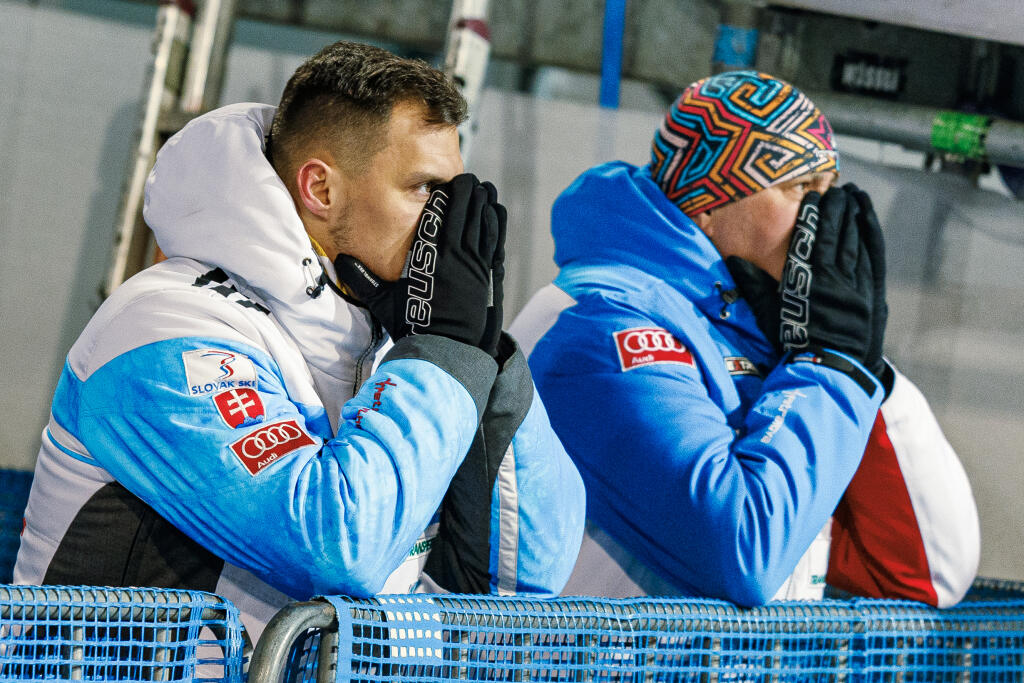 Na snímke Michal Kyselica a Igor Vlha v cieli druhého kola slalomu Svetového pohára v alpskom lyžovaní žien v rakúskom Flachau.