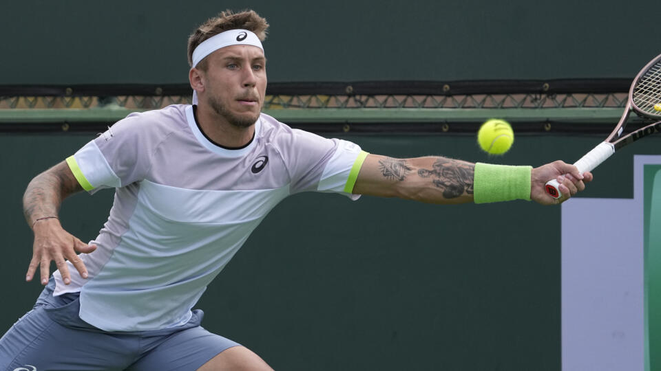 WA 5 Indian Wells - Slovenský tenista Alex Molčan odvracia úder Chorváta Bornu Čoriča v zápase 2. kola mužskej dvojhry na turnaji ATP v americkom Indian Wells v sobotu 11. marca 2023. FOTO TASR/AP
Alex Molcan, of Slovakia, returns a shot to Borna Coric, of Croatia, at the BNP Paribas Open tennis tournament Saturday, March 11, 2023, in Indian Wells, Calif. (AP Photo/Mark J. Terrill)