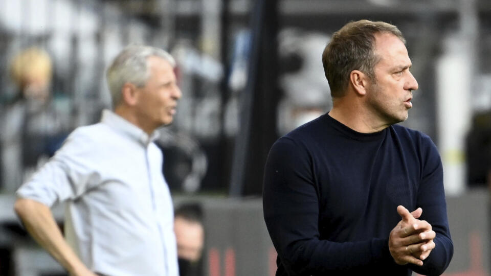 WA 26 Dortmund - Tréner Dortmundu Lucien Favre (vľavo) a tréner Bayernu Mníchov Hansi Flick (vpravo) v zápase 28. kola nemeckej futbalovej Bundesligy Borussia Dortmund - Bayern Mníchov v Dortmunde v utorok 26. mája 2020. FOTO TASR/AP
Dortmund's head coach Lucien Favre, left and Munich's head coach Hansi Flick, right, attend the German Bundesliga soccer match between Borussia Dortmund and FC Bayern Munich in Dortmund, Germany, Tuesday, May 26, 2020. The German Bundesliga is the world's first ma