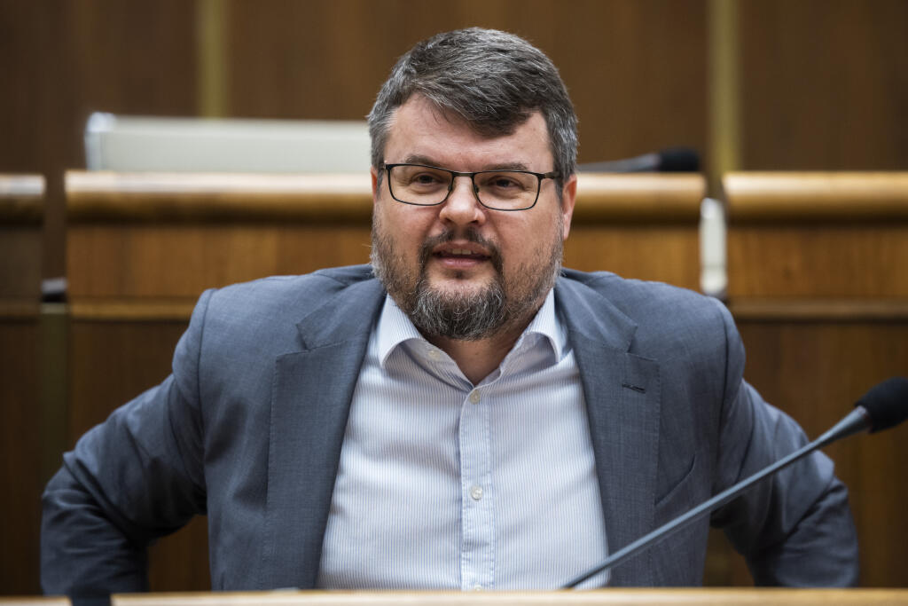 Na snímke podpredseda vlády SR pre legislatívu a strategické plánovanie Štefan Holý (Sme rodina) počas hlasovania na 65. schôdzi Národnej rady SR v Bratislave 27. apríla 2022. FOTO TASR - Jaroslav Novák
