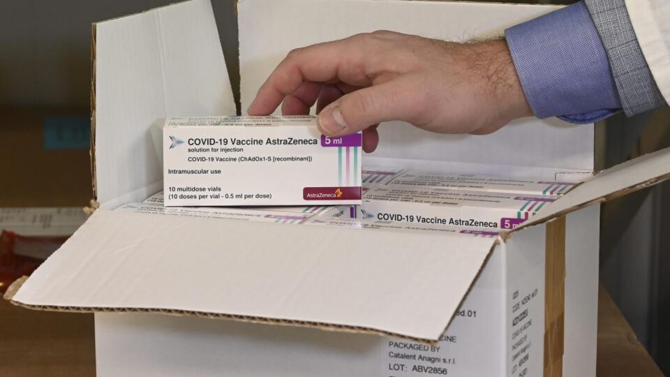 Balenia očkovacích látok proti ochoreniu COVID-19 od výrobcu AstraZeneca sú už v distribučnom sklade lekárnickej akciovej spoločnosti Unipharma 10. februára 2021 v Bojniciach. FOTO TASR - Radovan Stoklasa