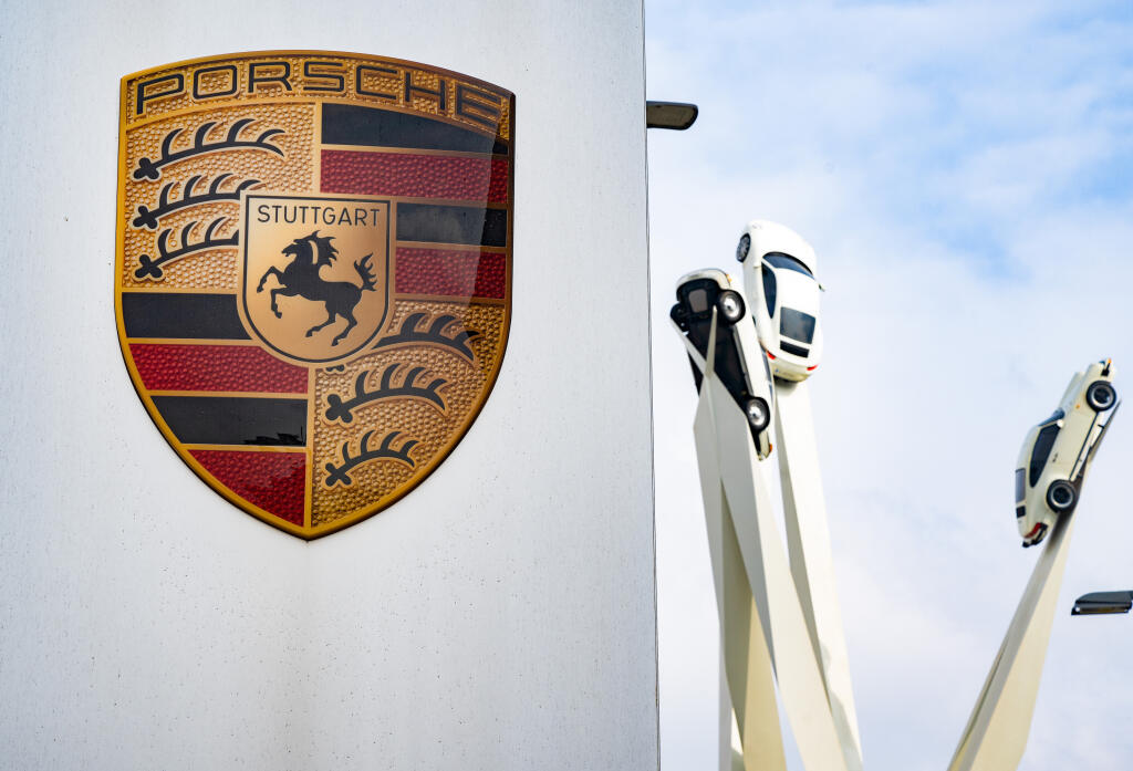 PK 17 archív Štuttgart - Na archívnej snímke z 18. marca 2022 logo nemeckej automobilky Porsche stojí pred múzeom automobilky v jej sídle v nemeckom Štuttgarte. Vstup nemeckého výrobcu luxusných športových áut Porsche na burzu by mohol spoločnosť ohodnotiť až na 75 miliárd eur. Ak by sa tak stalo, bude to druhá najväčšia primárna verejná ponuka (IPO) v nemeckej a tretia v európskej histórii. FOTO TASR/AP

ARCHIV - 18.03.2022, Baden-Württemberg, Stuttgart: Das Logo von Porsche steht vor dem Porsc