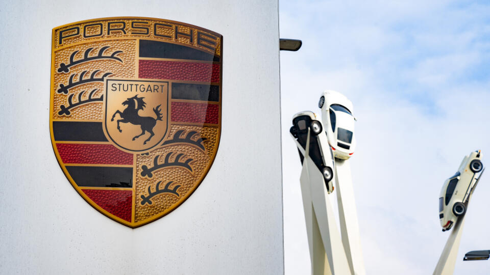 PK 17 archív Štuttgart - Na archívnej snímke z 18. marca 2022 logo nemeckej automobilky Porsche stojí pred múzeom automobilky v jej sídle v nemeckom Štuttgarte. Vstup nemeckého výrobcu luxusných športových áut Porsche na burzu by mohol spoločnosť ohodnotiť až na 75 miliárd eur. Ak by sa tak stalo, bude to druhá najväčšia primárna verejná ponuka (IPO) v nemeckej a tretia v európskej histórii. FOTO TASR/AP
ARCHIV - 18.03.2022, Baden-Württemberg, Stuttgart: Das Logo von Porsche steht vor dem Porsc
