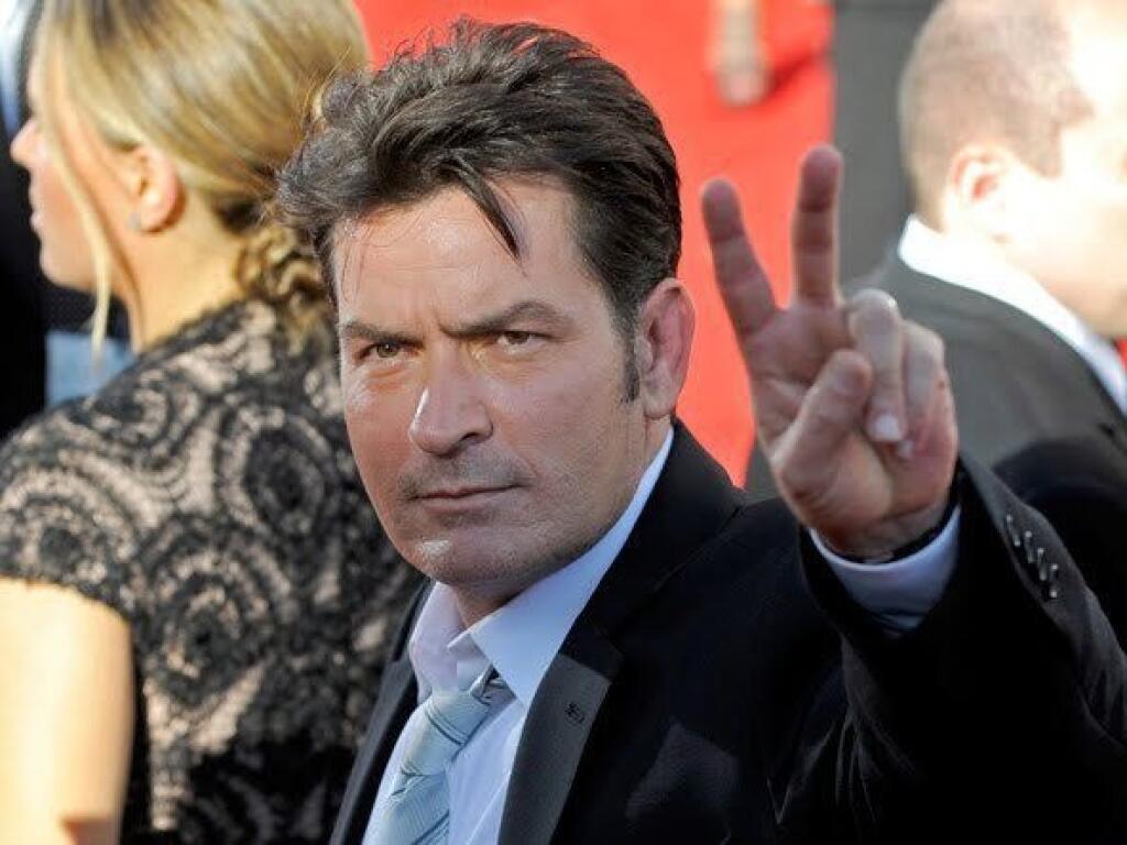 Charlie Sheen bol známy tým, že si užíval celebritný život plnými dúškami. V roku 2015 herec verejne priznal, že je HIV pozitívny, svoju diagnózu poznal už o 4 roky skôr.