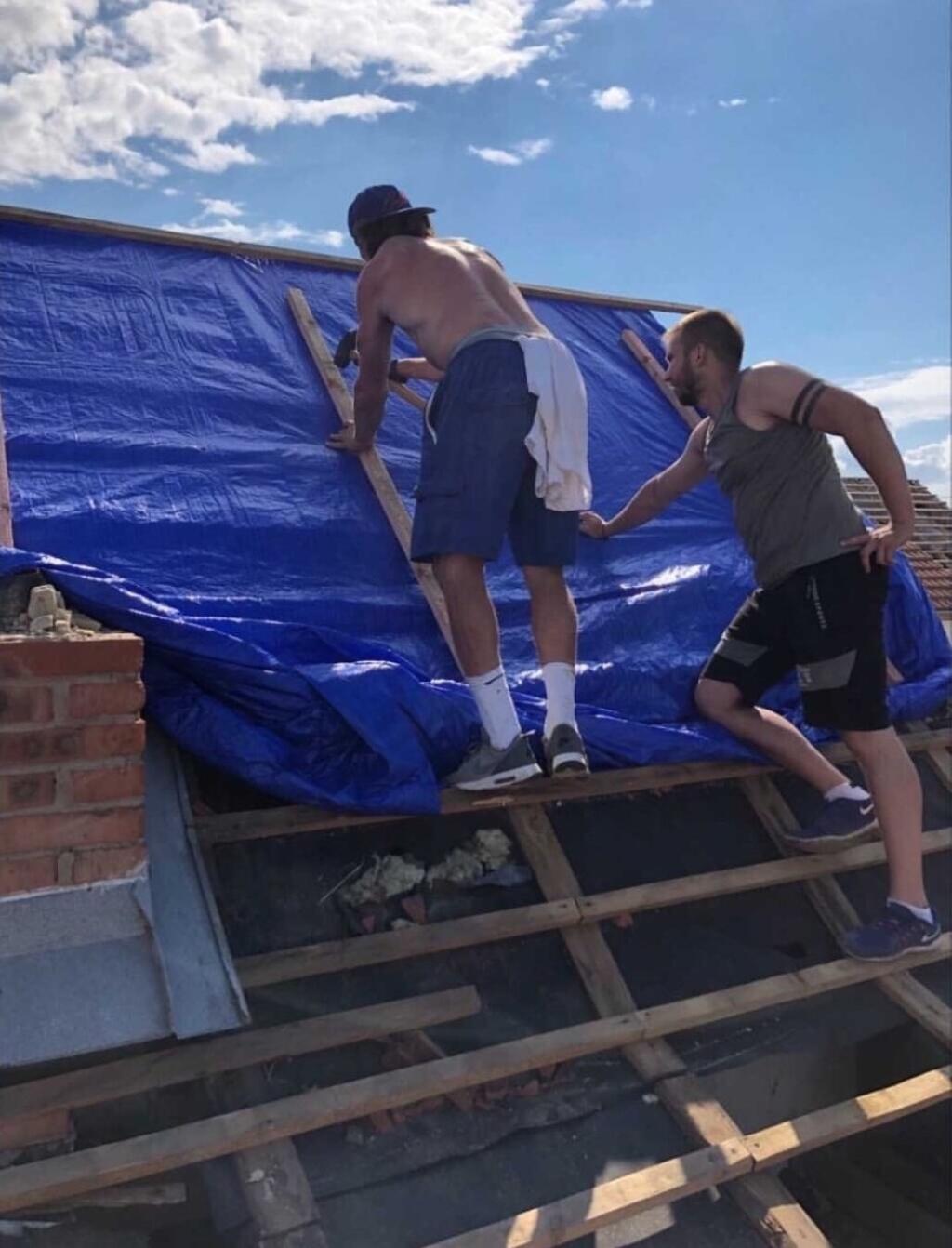 Český hokejista Michal Kempný podal pomocnú ruku.