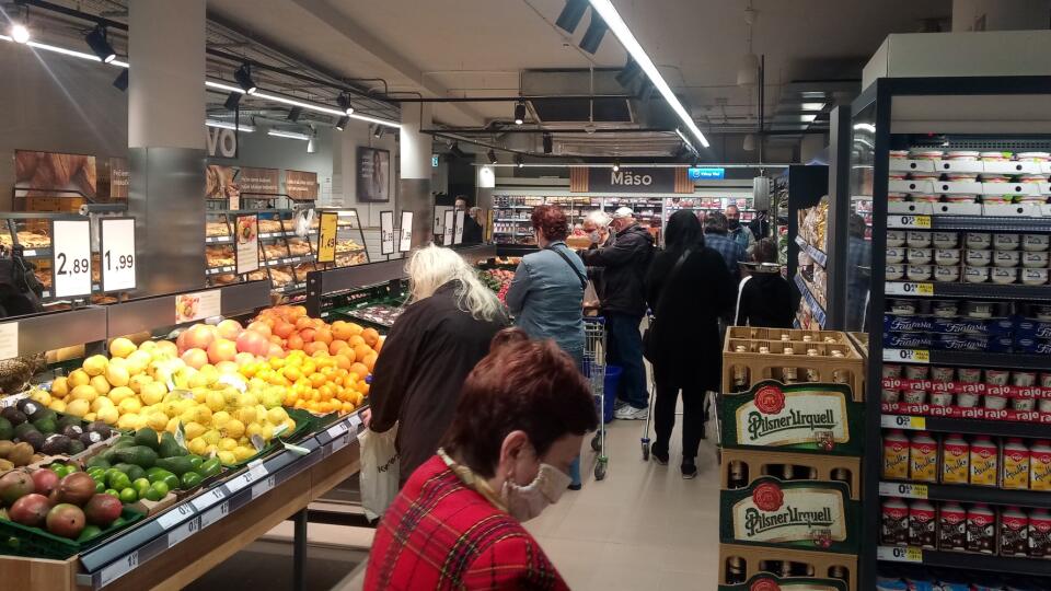 Zákazníci v novootvorenej predajni Tesco v Petržalke