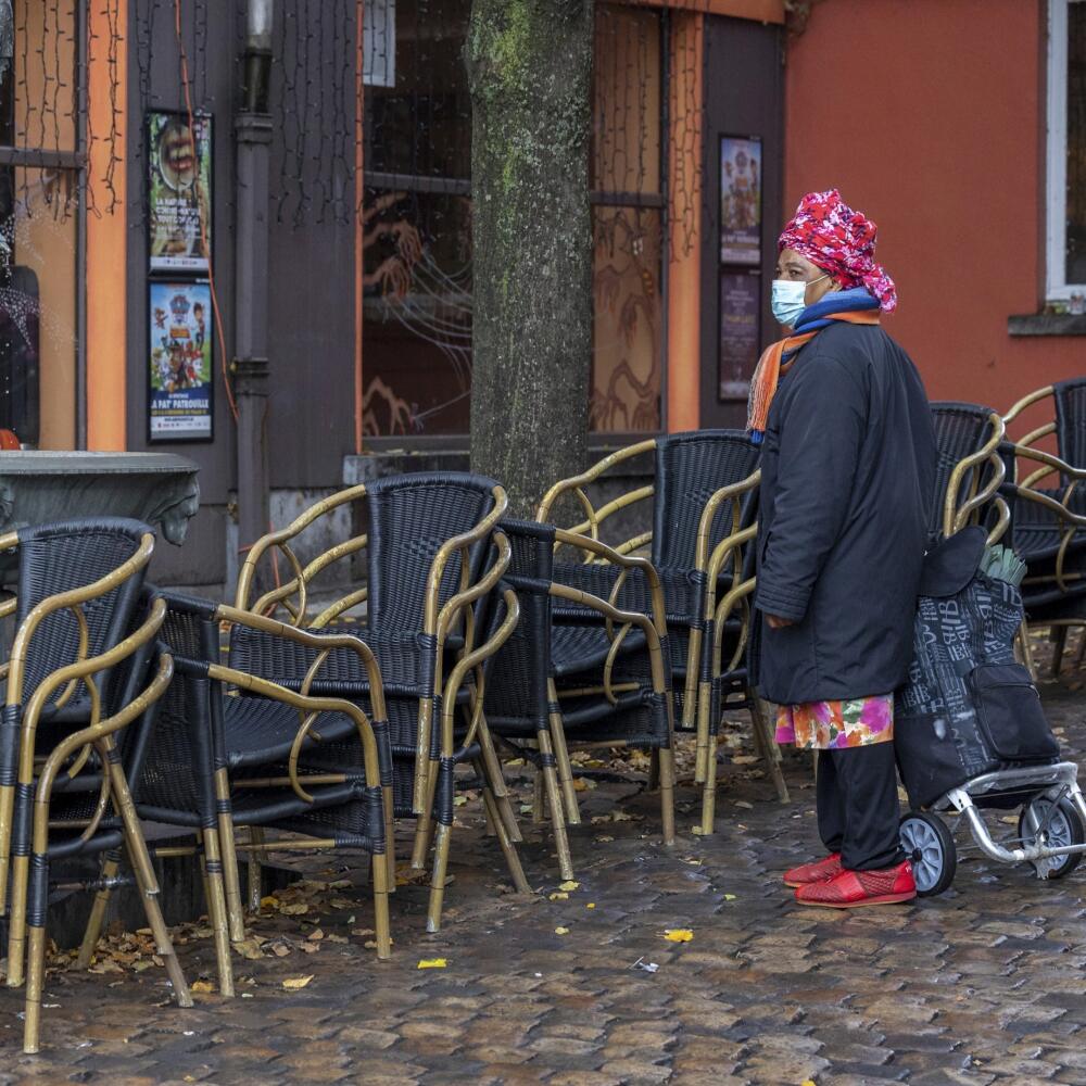 WA 5 archív Brusel - Na archívnej snímke zo 17. novembra 2021 žena s rúškom kráča okolo prázdnej terasy v bruselskej štvrti Marrolles. Belgicko v piatok 26. novembra 2021 oznámilo, že zaznamenalo prvý prípad nového koronavírusového variantu B.1.1.529 u nezaočkovanej osoby, ktorá sa vrátila zo zahraničia. FOTO TASR/AP
FILE - A woman wears a face mask to protect herself against the coronavirus as she passes by an empty terrace in the Marrolles quarter in Brussels, Belgium, Nov. 17, 2021. As count