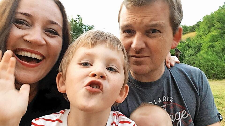 Katka Koščová pri fotení s deťmi držala malú dcérku Aničku iba takto v jednej ruke.