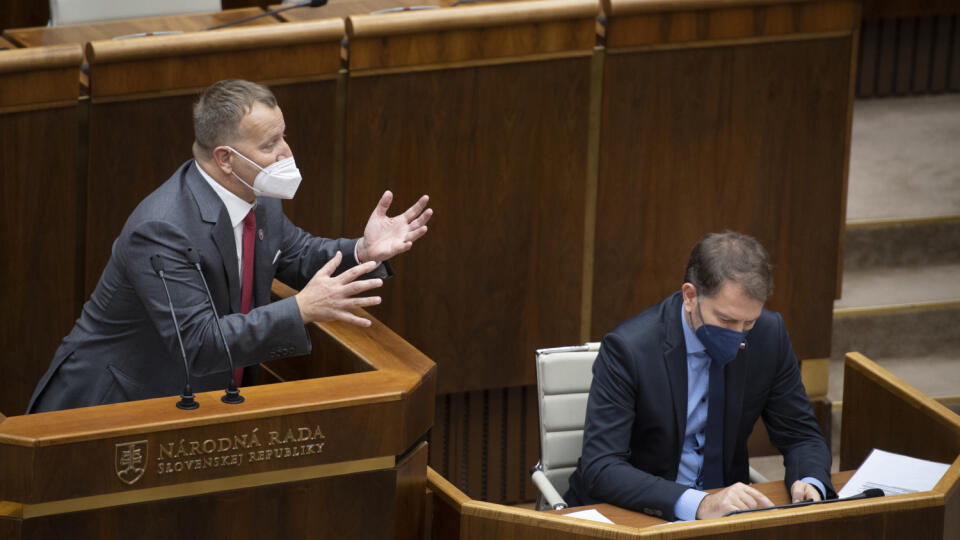 Na snímke vľavo predseda NR SR Boris Kollár (Sme rodina) počas príhovoru k návrhu na skrátené legislatívne konanie v súvislosti s 500-eurovými poukážkami pre seniorov ako motiváciu k očkovaniu počas 51. schôdze Národnej rady SR v Bratislave vo štvrtok 2. decembra 2021. Vpravo podpredseda vlády SR a minister financií SR Igor Matovič (OĽANO). FOTO TASR - Pavel Neubauer