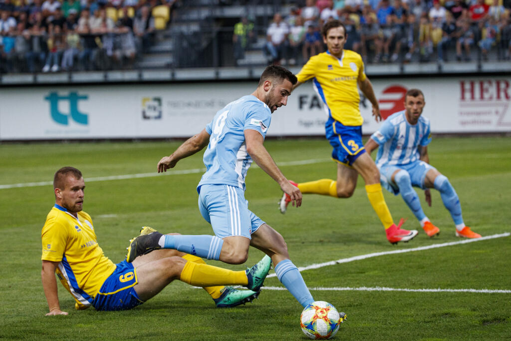 Na snímke Andraž Šporar a Patrik Jacko počas zápasu 1.kola Fortuna Ligy medzi nováčikom FK Pohronie a úradujúcim majstrom ŠK Slovan Bratislava.