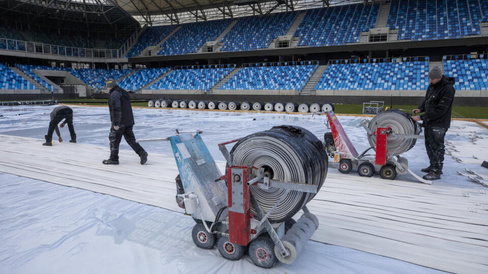 Na snímke je príprava ľadovej plochy na futbalovom štadióne Tehelné pole pred hokejovým podujatím Winter Games 2023. Práce na príprave klziska sú týždeň pred prvým zápasom v plnom prúde.