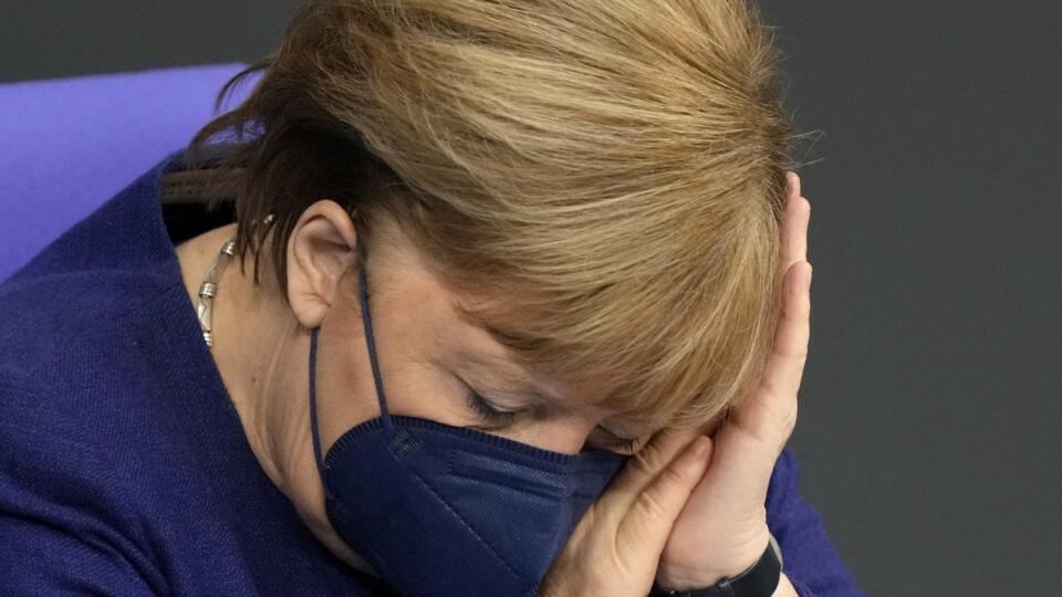 EBE 25 Berlín - Na snímke nemecká kancelárka Angela Merkelová s ochranným respirátorom si prezerá mobil počas zasadnutia Bundestagu v Berlíne 18. novembra 2021. Dolná komora nemeckého parlamentu (Bundestag) rokuje o nových opatreniach na zastavenie najnovšej vlny koronavírusovej pandémie. FOTO TASR/AP
German Chancellor Angela Merkel looks down to her mobile phone during a parliament Bundestag session about new measures to battle the coronavirus pandemic at the Reichstag building in Berlin, Germ