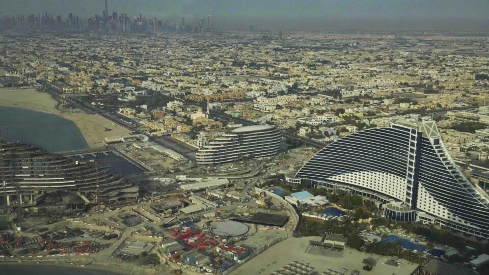 EBE 38 Dubaj - Na snímke budova hotela Jumeirah Beach Hotel, v pozadí vľavo Burdž chalífa, najvyšší mrakodrap na svete v Dubaji v Spojených arabských emirátoch 22. apríla 2022. FOTO TASRE/AP
The Jumeirah Beach Hotel is seen with the Burj Khalifa, the world's tallest building, visible in the distance in Dubai, United Arab Emirates, Friday, April 22, 2022. (AP Photo/Jon Gambrell)