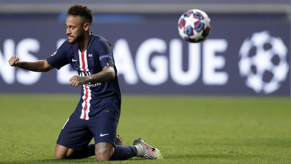EBE 10 Lisabon - Na snímke brazílsky útočník PSG Neymar oslavuje postup do finále Ligy majstrov vo futbale v utorok 18. augusta 2020. Futbalisti Paríža St. Germain si po prvý raz vo svojej histórii zahrajú vo finále Ligy majstrov. V prvom semifinále zdolali RB Lipsko 3:0 po góloch Marquinhosa, Angela Di Mariu a Juana Bernata v Lisabone v utorok 18. augusta 2020. FOTO TASR/AP
PSG's Neymar celebrates at the end of the Champions League semifinal soccer match between RB Leipzig and Paris Saint-Germ