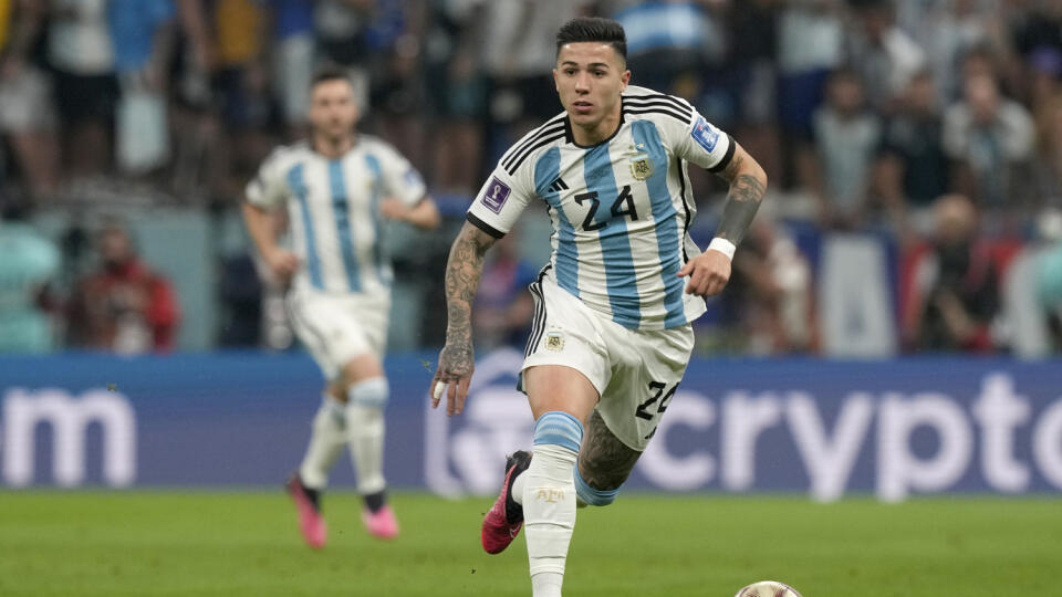 EBE 5 Lusail - Anglický futbalový klub FC Chelsea Londýn získal v závere zimného prestupového obdobia argentínskeho reprezentanta Enza Fernandeza z Benficy Lisabon. Londýnčana zaplatili za 22-ročného stredopoliara portugalskému tímu 106,8 milióna libier (v prepočte 121 mil. eur), čo je nový britský prestupový rekord. Na snímke z 13. decembra 2022 je argentínsky stredopoliar Enzo Fernandez v semifinále MS vo futbale Argentína - Chorvátsko v katarskom Lusaile. FOTO TASR/AP
FILE - Argentina's Enz