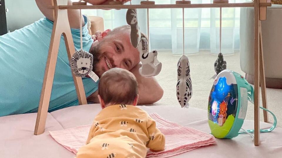 Marián trávi každú možnú chvíľu s dcérkou.