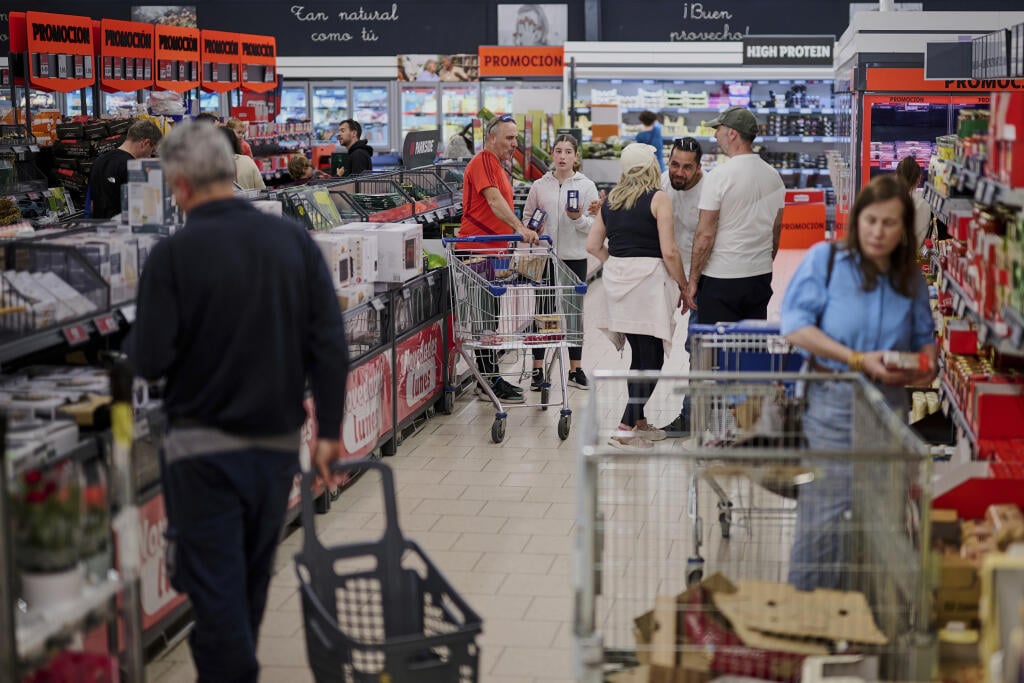 WA 2 Pamplona - Zákazníci nakupujú potraviny v obchode počas celonárodného výpadku elektrickej energie v Pamplone v pondelok 28. apríla 2025. V Španielsku sa po pondelňajšom rozsiahlom výpadku podarilo obnoviť dodávky elektriny na takmer 90 percent, v susednom Portugalsku na zhruba 95 percent. Oznámili to v noci na utorok miestne energetické spoločnosti, informuje TASR s odvolaním sa na agentúry AFP a DPA. FOTO TASR/AP


People purchase goods at a local supermarket during a nationwide power outa