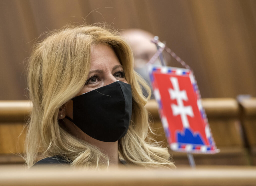 V stredu 13. mája 2020 si prezidentka SR Zuzana Čaputová prišla na zasadnutie parlamentu vypočuť správu o činnosti verejného ochrancu práv za minulý rok. Na snímke prezidentka SR Zuzana Čaputová počúva verejnú ochrankyňu práv Máriu Patakyovú (nie je na snímke), ktorá vystúpila v sále parlamentu, aby informovala o činnosti verejného ochrancu práv za rok 2019. FOTO TASR - Martin Baumann