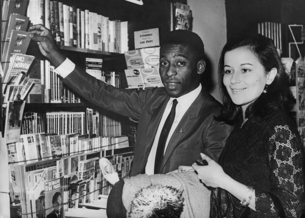 Pelé a jeho manželka Rosemeri na nákupoch v Paríži počas svadobnej cesty v roku 1966.