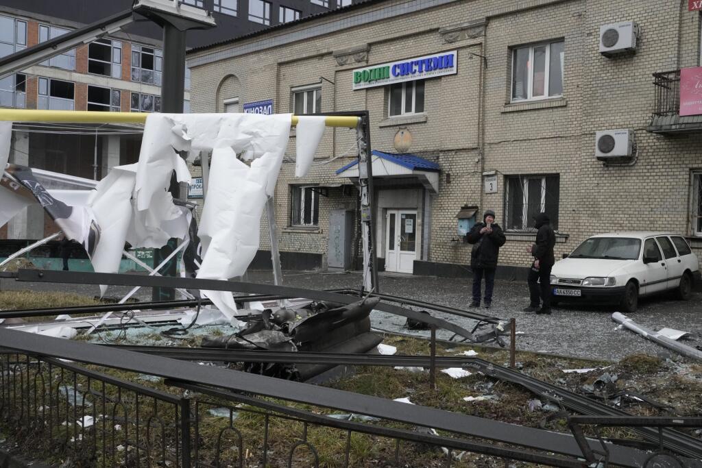 WA 30 Kyjev - Ľudia si prezerajú materiálne škody po ostreľovaní ruskou armádou v Kyjeve vo štvrtok 24. februára 2022. V ukrajinskom hlavnom meste Kyjev a v ďalších ukrajinských mestách neďaleko frontovej línie a pri pobreží bolo vo štvrtok nad ránom počuť výbuchy krátko po tom, ako ruský prezident Vladimir Putin oznámil začiatok vojenskej operácie na Ukrajine.  Výbuchy hlásili aj z mesta Charkov, ktoré sa nachádza približne 35 kilometrov od hraníc s Ruskom na východe Ukrajiny. Štyri explózie za