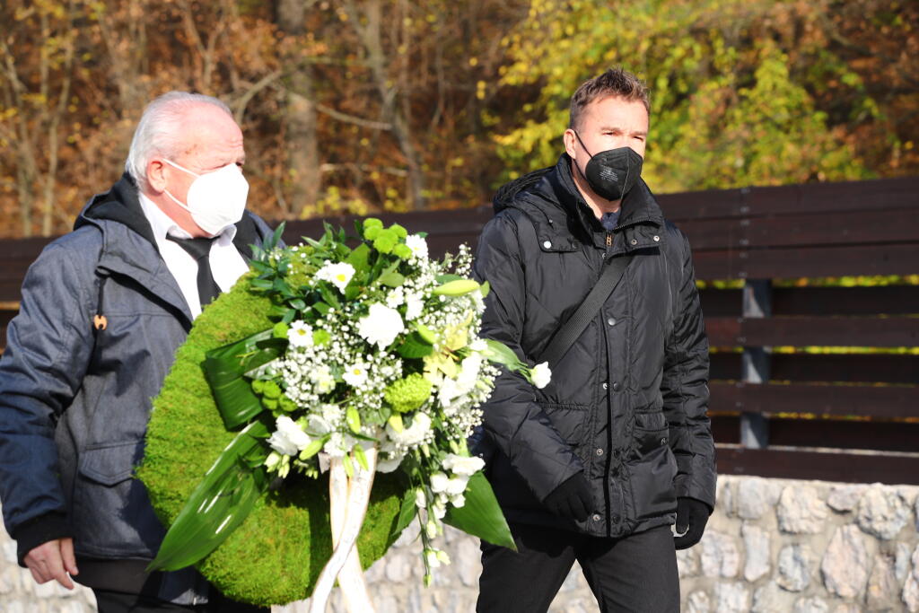 Smútiaci prichádzajú na poslednú rozlúčku s Dušanom Pašekom mladším.