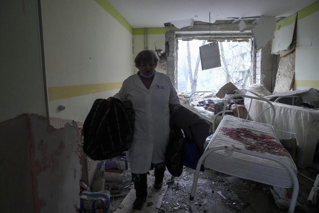 KK43 Mariupol - Na snímke zdravotníčka kráča v zničenej budove pôrodnice po ostreľovaní v Mariupole počas štrnásteho dňa ruskej invázie na Ukrajine v stredu 9. marca 2022. Ruská armáda pri stredajšom ostreľovaní ukrajinského mesta Mariupol zasiahla a zničila detskú nemocnicu a pôrodnicu, tvrdia miestni činitelia aj ukrajinský prezident Volodymyr Zelenskyj. TASR túto informáciu prevzala zo stanice Sky News. FOTO TASR/AP  

A medical worker walks inside of the damaged by shelling maternity hospita