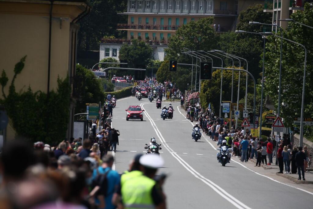 Štart 20. etapy Giro d´Italia vyvolal v mestečku Verbania-Valle Spluga ošiaľ. Stovky fanúšikov vyprevádzali cyklistov na 164-kilometrovú trať.
