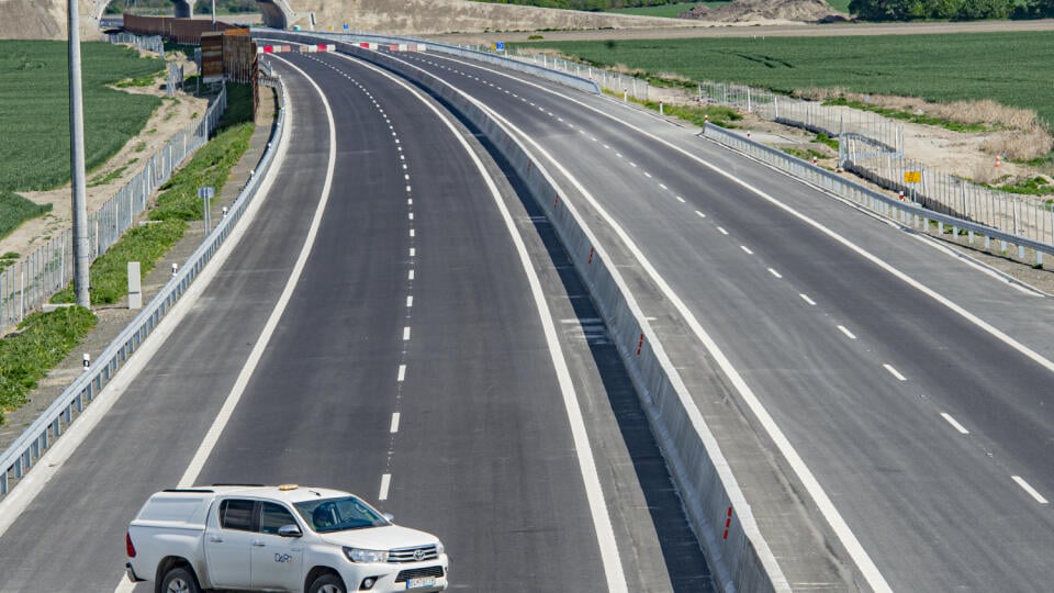 Na snímke vozidlo konzorcia D4R7 na rýchlostnej ceste R7 tesne pred dokončením a odovzdaním do užívania. Šamorín, 30. apríla 2020. FOTO TASR - Michal Svítok