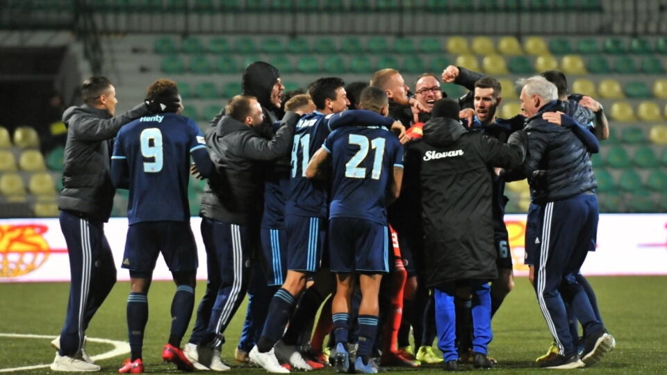 Na snímke radosť Slovana z víťazstva počas štvrťfinále futbalového Slovnaft Cupu AS Trenčín - ŠK Slovan Bratislava na štadióne MŠK Žilina. V Žiline 4.marca 2020. FOTO TASR- Erika Ďurčová