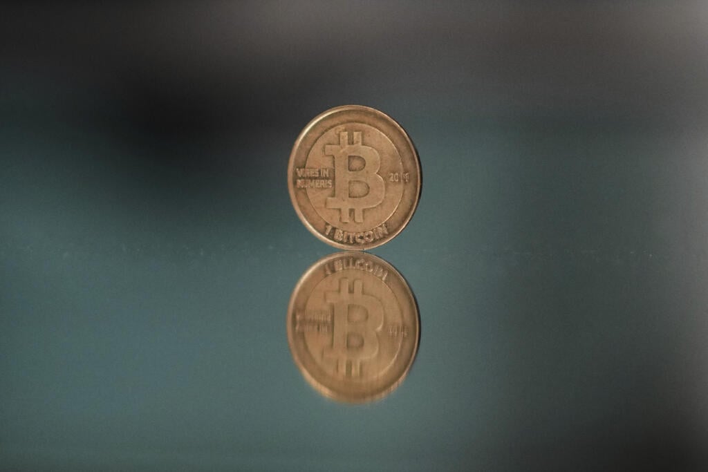 AG25 Archív Praha - Na archívnej snímke z 11. mája 2025 minca digitálnej meny bitcoin v Prahe. FOTO TASR/AP

A one bitcoin token reflects as it is placed on a mirror in Prague, Czech Republic, Sunday, May 11, 2025. (AP Photo/Petr David Josek)