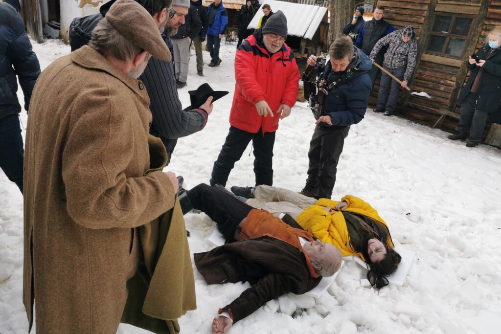 Na snímke hore druhý sprava v červenom režisér Ivo Trajkov, dole sprava herečka Judit Bárdos a herec Attila Mokoš počas nakrúcania filmu Fašiangy podľa novely Piargy od Františka Švantnera v Múzeu slovenskej dediny v Martine 17. februára 2020. FOTO TASR - Erika Ďurčová