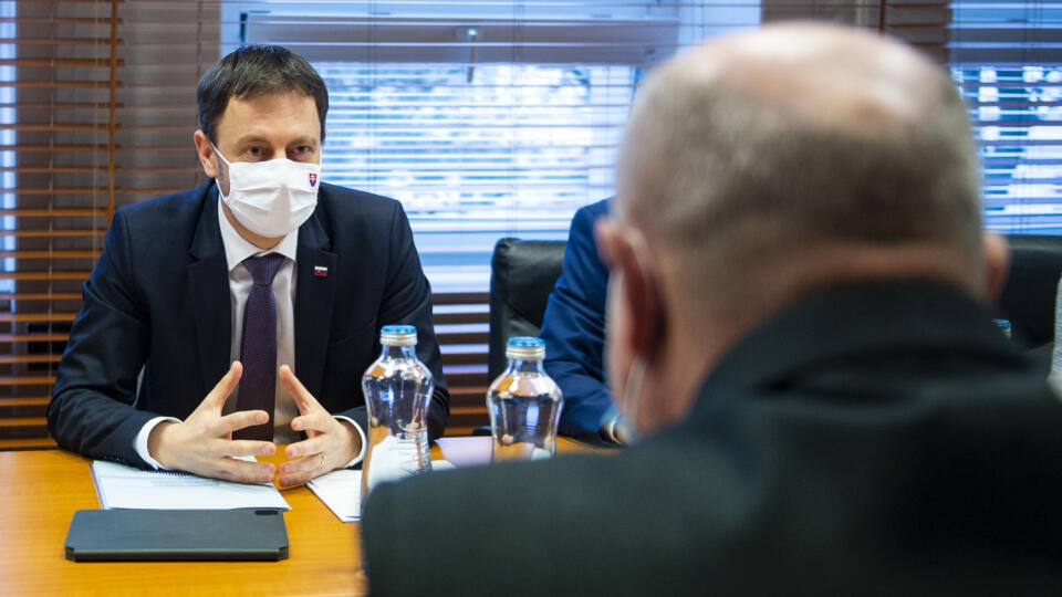 Na snímke vľavo minister financií SR Eduard Heger (OĽaNO) a vpravo chrbtom predseda Združenia miest a obcí Slovenska (ZMOS) Branislav Tréger počas stretnutia s predstaviteľmi ZMOS a s Úniou miest Slovenska na tému - Reformný plán obnovy 25. novembra 2020 v Bratislave. FOTO TASR - Jakub Kotian