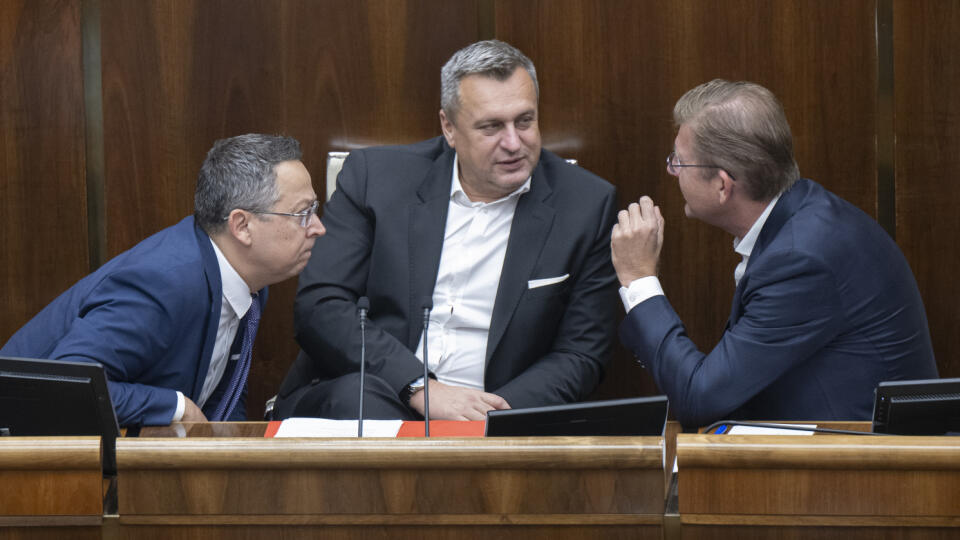 Poslanci odhlasovali konsolidačný balíček, ktorý predložil minister financií Ladislav Kamenický.