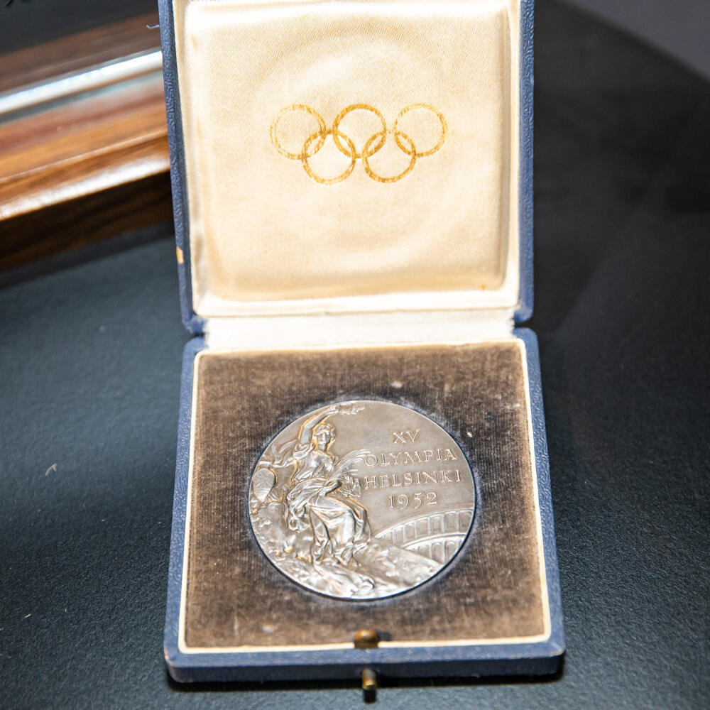 Boxer Ján Zachara pri 70. výročí olympijského triumfu v Helsinkách 1952 dostal pamätnú tabuľu a svojou medailou pokrstil knihu o ďalšom slávnom boxerovi Júliusovi Tormovi.