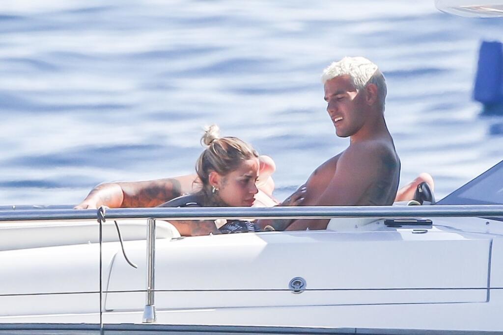 Futbalista Theo Hernandez a modelka Zoe Cristofoli si užili plavbu na jachte plnú erotiky.