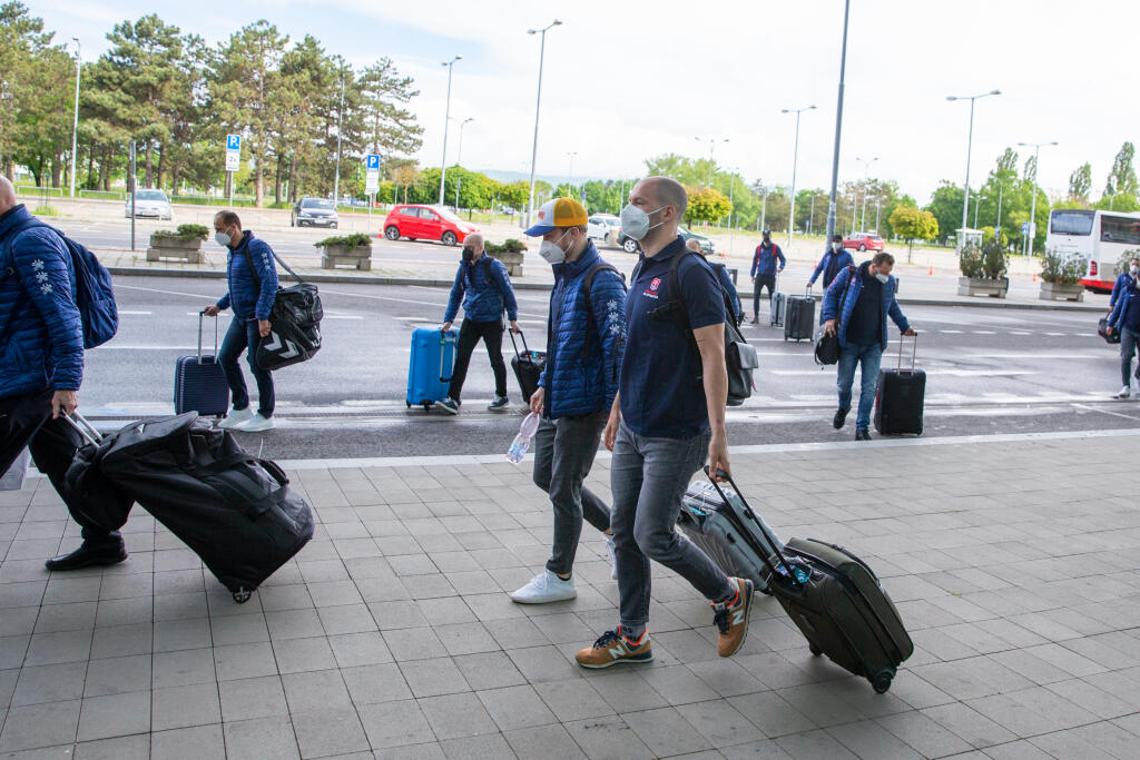 Odchod Slovenskej hokejovej reprezentácie na Majstrovstvá sveta v Rige, z letiska M. R. Štefánika v Bratislave.
