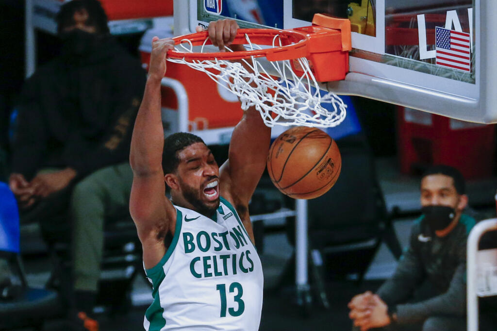 Na snímke hráč Bostonu Tristan Thompson dáva kôš v zápase basketbalovej NBA Los Angeles Lakers - Boston Celtics