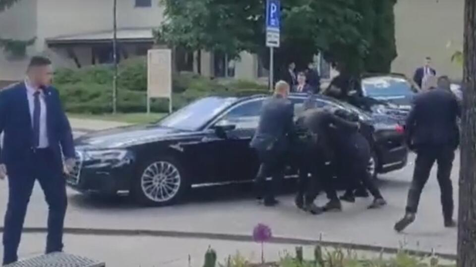 Ochrankári nesú uraneného premiéra Fica po streľbe do auta.