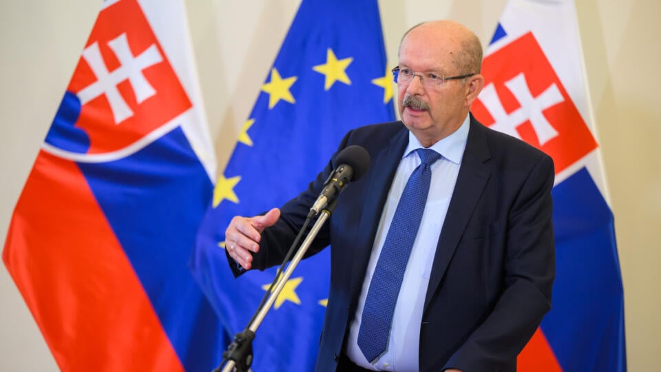 Na snímke prezident Zväzu chemického a farmaceutického priemyslu SR, 1. viceprezident Asociácie zamestnávateľských zväzov a združení (AZZZ) SR a člen predsedníctva Hospodárskej a sociálnej rady SR Roman Karlubík gestikuluje počas tlačovej konferencie po zasadnutí Hospodárskej a sociálnej rady SR v Bratislave v pondelok 18. augusta 2025. FOTO TASR - Jaroslav Novák